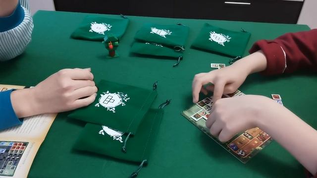 Играем в настольную игру 