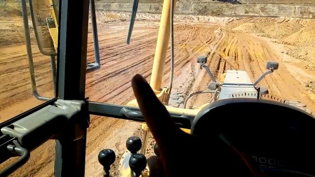 Motoniveladora Volvo fazendo barulho no gira círculo смотреть онлайн