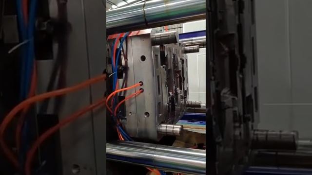 Double Color injection molding смотреть онлайн