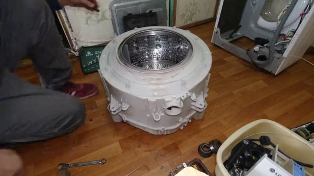 Замена подшипников LG Direct Drive. Отломилась шляпка болта мотора. Как извлечь остаток болта. смотреть онлайн