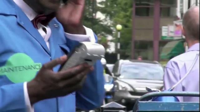 Augustus Cleaning Bikes for Mr Boris | Facejacker смотреть онлайн
