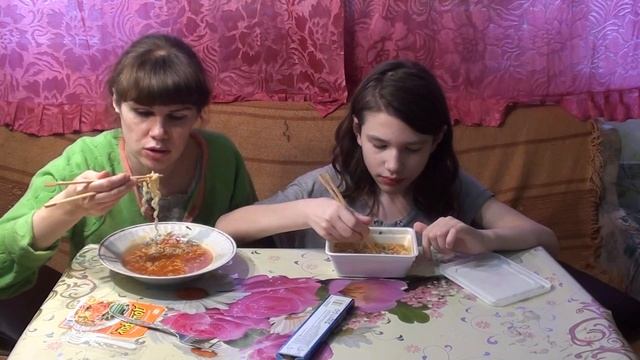 Русские пробуют есть китайскими палочками доширак. смотреть онлайн
