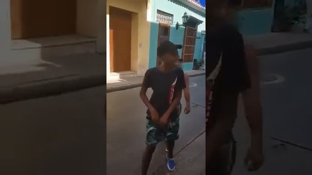 Colombian freestyle rap / Фристайл в исполнении колумбийских уличных рэперов смотреть онлайн