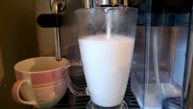 Saeco Exprelia Evo HD8858 Latte Machiato смотреть онлайн