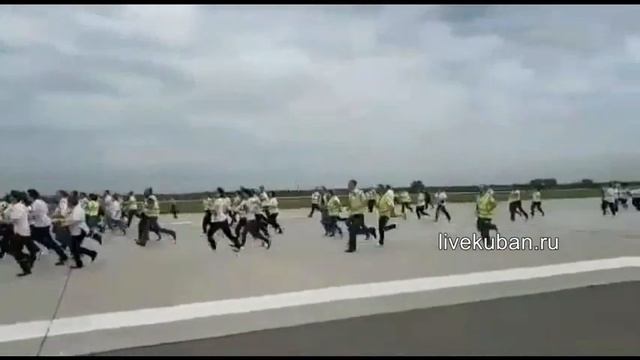 несколько сотен человек изображали самолет на взлетной полосе смотреть онлайн