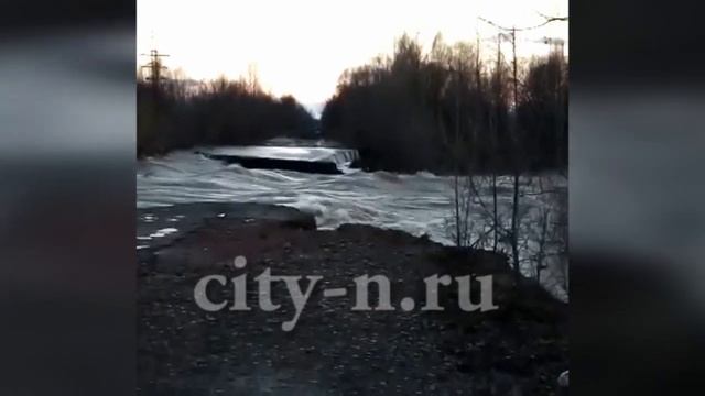 Дамба в Калтане не выдержала напора воды смотреть онлайн