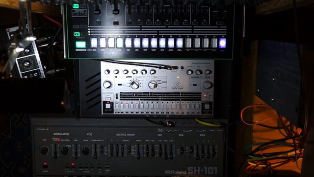 Behringer RD-6 // Roland SH-101 // TR-8 // Doepfer Dark Time&Energy (Orange Wires Session) смотреть онлайн