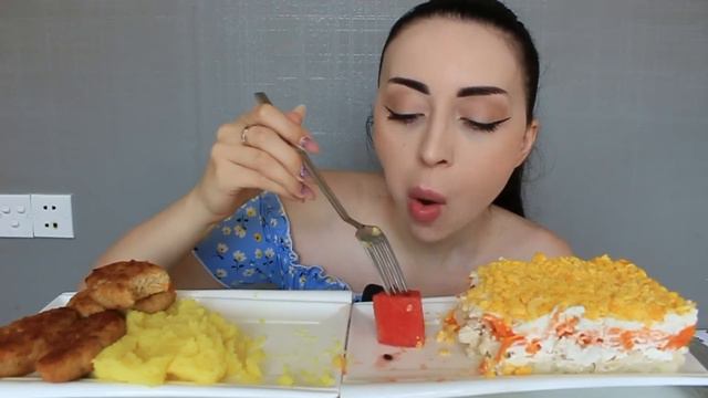 ДРУЖБА С БЫВШИМ 🌸 Мукбанк ПЮРЕ С КОТЛЕТАМИ 🍲 Ayka Emilly смотреть онлайн