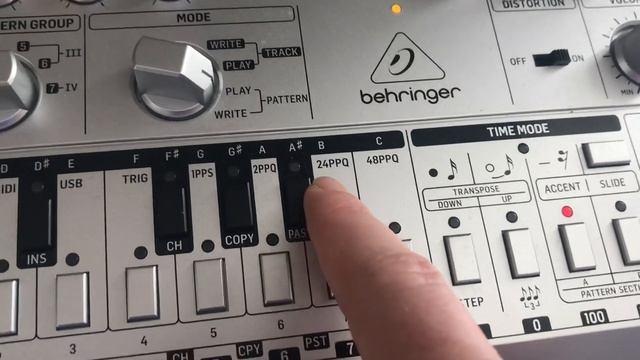 Behringer TD 3 how to switch between Midi and Internal Modes on the fly смотреть онлайн