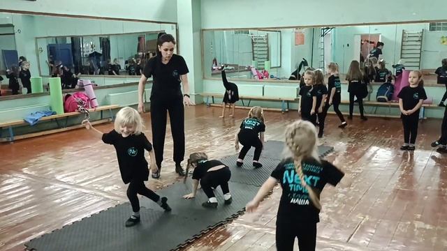 Как научить делать "колесо"? смотреть онлайн