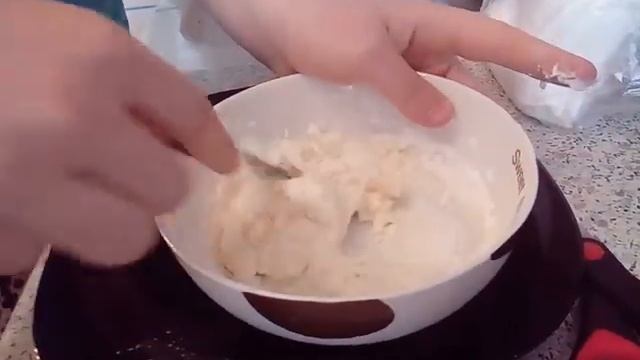 Лизун из йогурта и крахмала смотреть онлайн