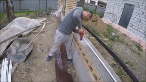 Установка крышек парапетов на цоколь забора. Забор часть 67.