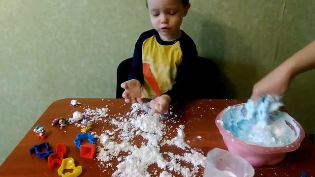 Опыты Эксперимент для детей делаем СНЕГ дома/ Experiments for children do SNOW at home смотреть онлайн