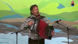 "КАЛИНА КРАСНАЯ" поёт Владимир Опарин в гостях у "Митрофановны" песня вышибает слезу...