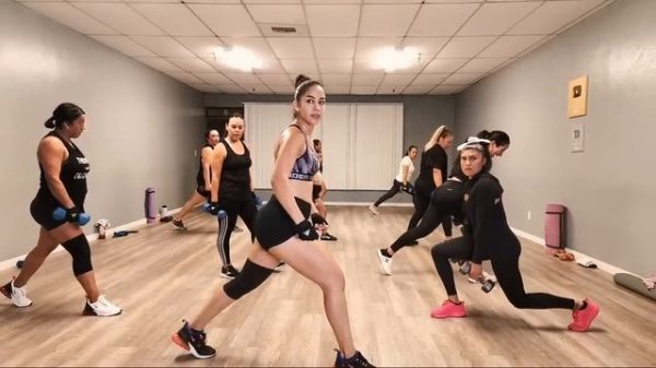 CARDIO DANCE WITH CLAU & PATY está en vivo