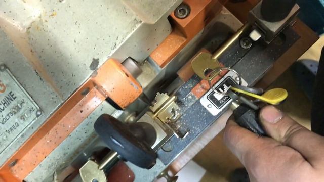 Изготовление первого ключа в мастерской (Бабочка на Wenxing 100E) смотреть онлайн