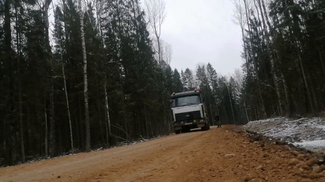 Работаем на самосвале Маз 5516, 6501. Объект подходит к завершению. Заводим грейдер с толкача смотреть онлайн