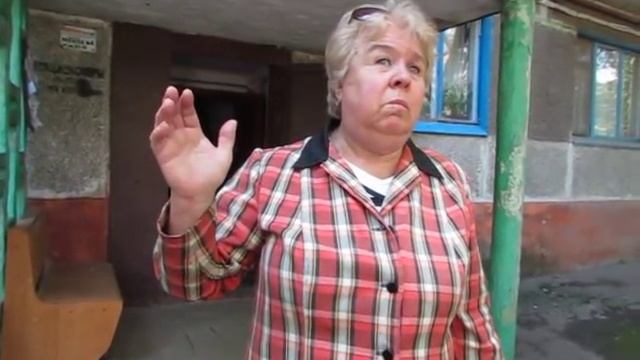 40 лет среди вони и грязи. Мариупольчанка собирает на улице мусор и приносит в квартиру смотреть онлайн