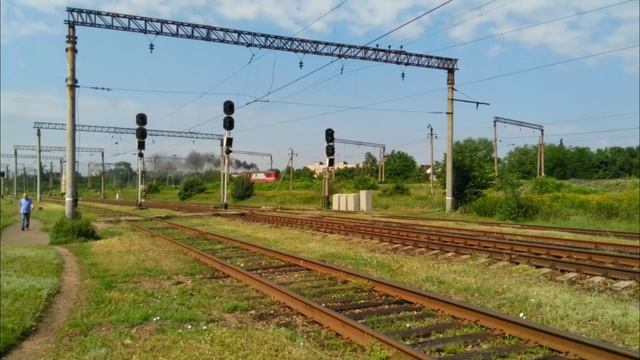 ВЛ8М-771 с пассажирским поездом и ЧМЭ3-4854 на станции Дебальцево. Донецкая ЖД. 01.07.2021 г.