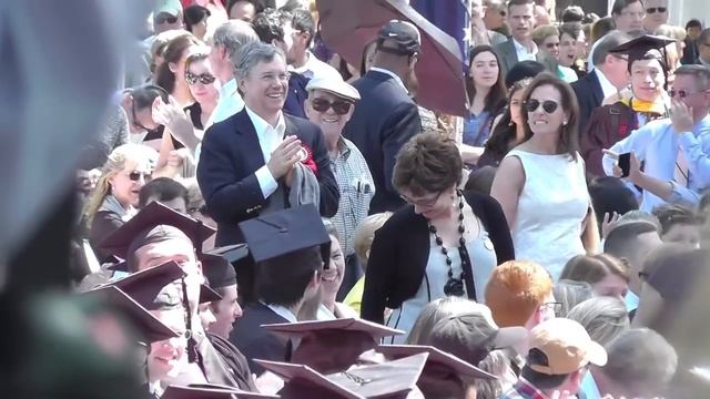 (VIDEO) Emma Watson Enjoying Her Graduation Ceremony With Mom смотреть онлайн