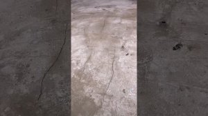 Как убрать трещины образовавшиеся при заливки пола?!