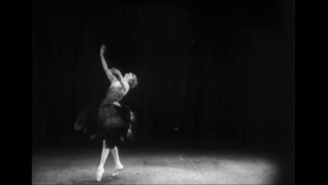 Anna Pavlova dancing to “Tiptoe Through the Tulips” by Heather Hammers смотреть онлайн