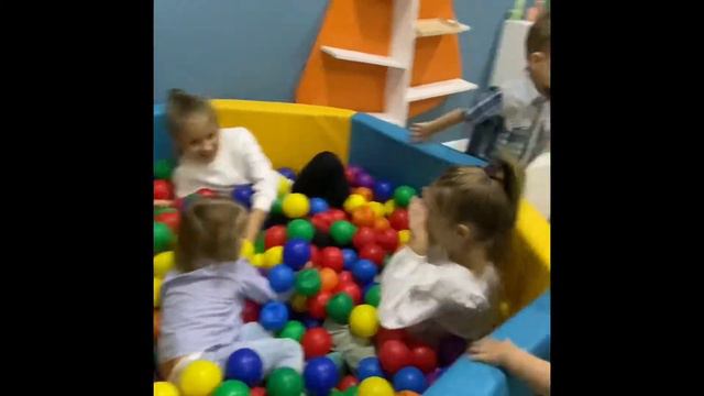 День рождения моей сестрёнки, бассейн из шариков, очень весело смотреть онлайн
