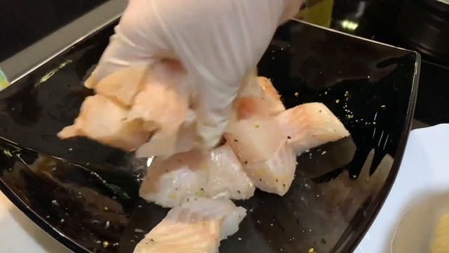 Как правильно жарить рыбу. Окунь Жареный на сковороде. Жареная рыба рецепт. Панировка в муке смотреть онлайн