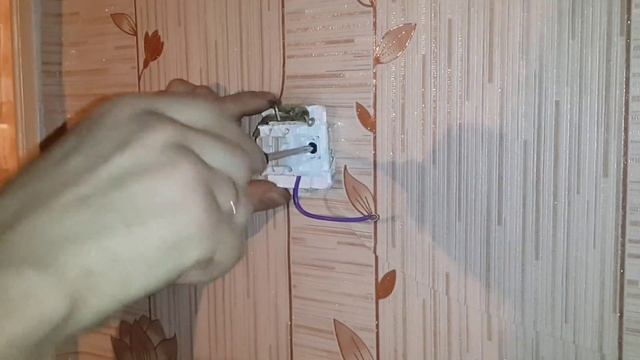 Замена выключателя 220 В на коленке и под напряжением. смотреть онлайн