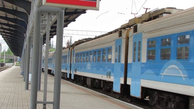 ЭП2Д-0114 Соленное Озеро и ЭД4М-0393 Севастополь отправляются с Вокзала Симферополь смотреть онлайн