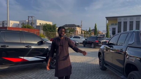 2023 Toyota Hilux Adventure vs GR Sport