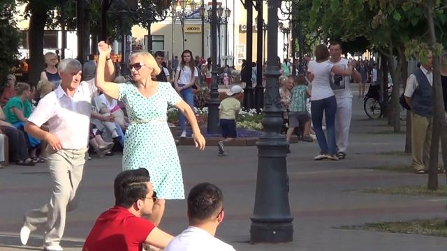 Немножко летнего танца вам в ленту! Так отдыхают в Бресте!!! смотреть онлайн