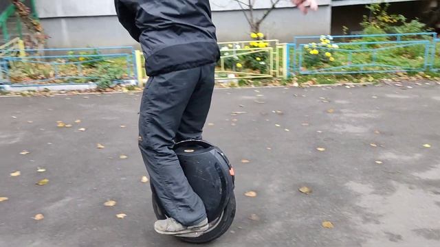 Богдан показуэ можливості моноколеса KingSong 18L. Еlectric Unicycle in Kyiv (EUC). 2022-11-11 смотреть онлайн