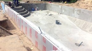 Бетонная чаша бассейна