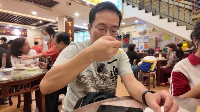廣州！上下九！排隊第1名！3人飲夜茶！點心5折！人均消費30元！食到飽！CP值極高！非常滿意！美食攻略！旅遊推薦！4K！隨便點！什麼都有！最抵食！！Canton Food Tour｜GuangZho смотреть онлайн