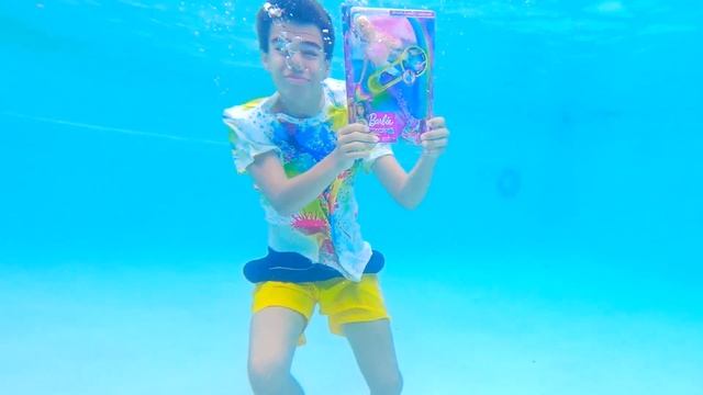 Настя и Мия купаются в бассейне и находят сокровища смотреть онлайн