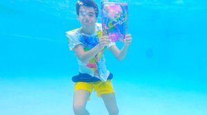 Настя и Мия  купаются в бассейне и находят сокровища