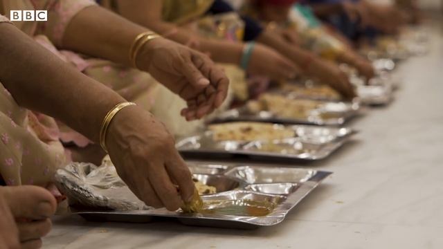 How to eat Indian food like a local - BBC REEL смотреть онлайн