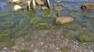 Балтийское море весной.  Волнорезы,  камни и вода.  Балтика