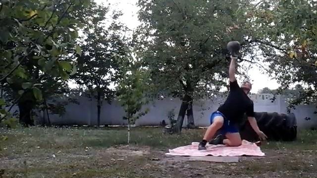 Турецкий подъем с гирей 2 Пуда напопа. смотреть онлайн