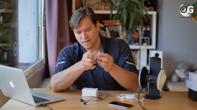Apple Earpods Vs Samsung Earphones Tuned By AKG - Earphones For Free