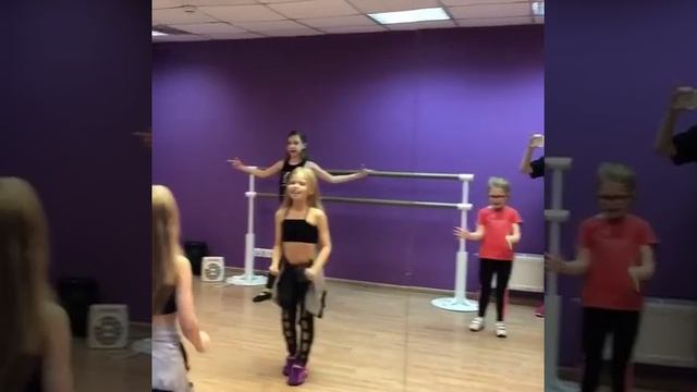 Милана Гогунская репетирует танец под "Малявку" смотреть онлайн