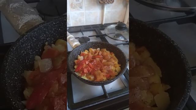 Картофельно-ветчинно-колбасная запеканка. смотреть онлайн