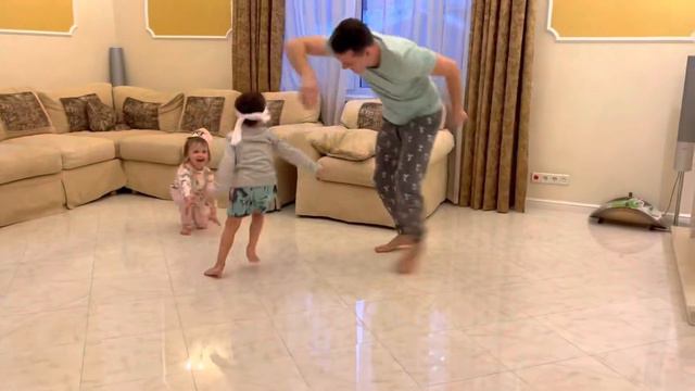 Мартин и Оливия играют с папой в жмурки! #детский #дети #влог #family #kidsvideo #игры #приколы