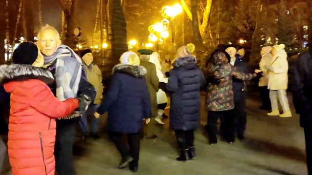 НЕДОЛЮБИЛА!???/ТАНЦЫ В ПАРКЕ ГОРЬКОГО ХАРЬКОВ ДЕКАБРЬ 2021 смотреть онлайн