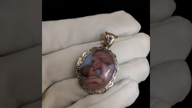 Открывающийся медальон для фото Мать и дитя ручной работы из белого золота с распятием и сапфирами смотреть онлайн