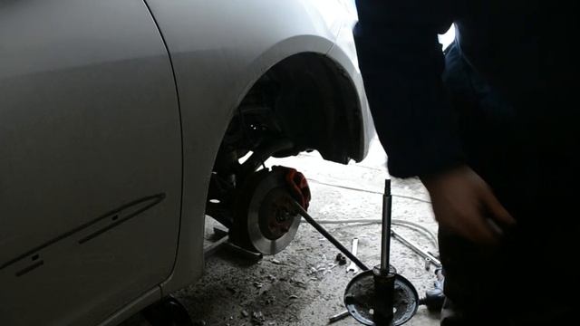 Прокачка стоек KYB Excel G со сроком службы 3 года. Опору заменили амортизаторы газом оживили! смотреть онлайн