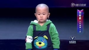 Танцевальная пауза. Малыш танцует на шоу. China