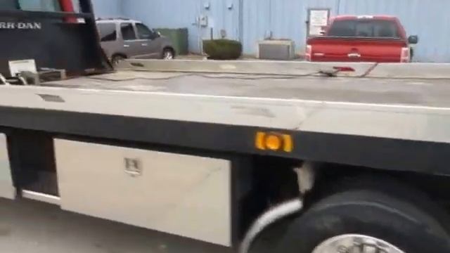 2005 Chevy 5500 Crew Cab with Jerr Dan 20ft Steel Bed смотреть онлайн