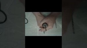Как вставить сверло в дрель и закрепить его (How to change a drill bit on a corded drill)?